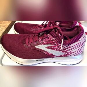 Brooks Ricochet Women's sz 10